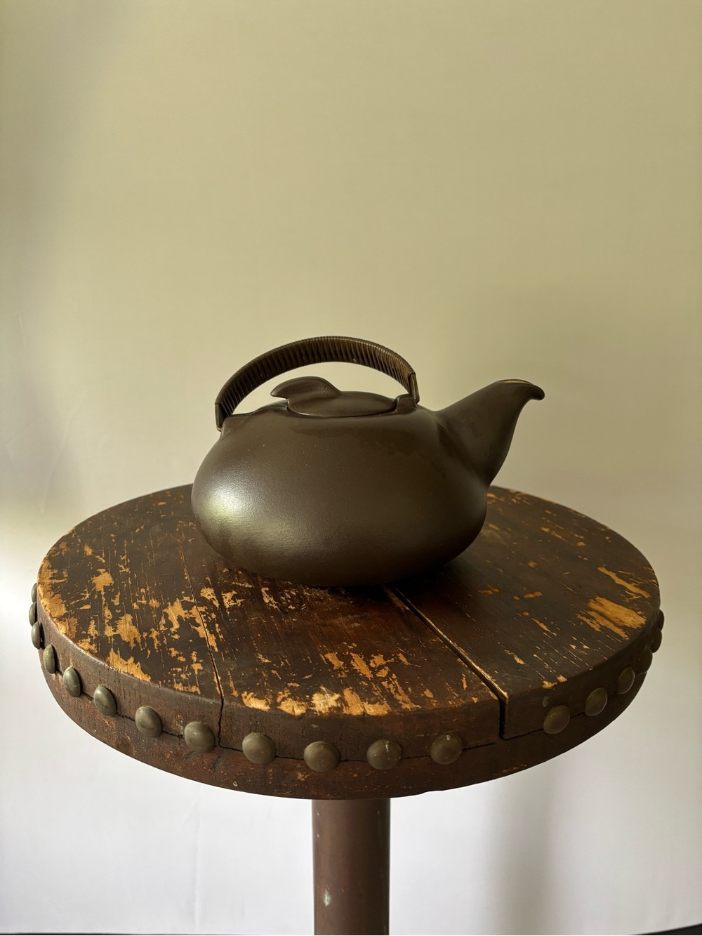 Vintage 40/50’s Brown Edith Heath teapot w/lid and handle. Excellent Condition.